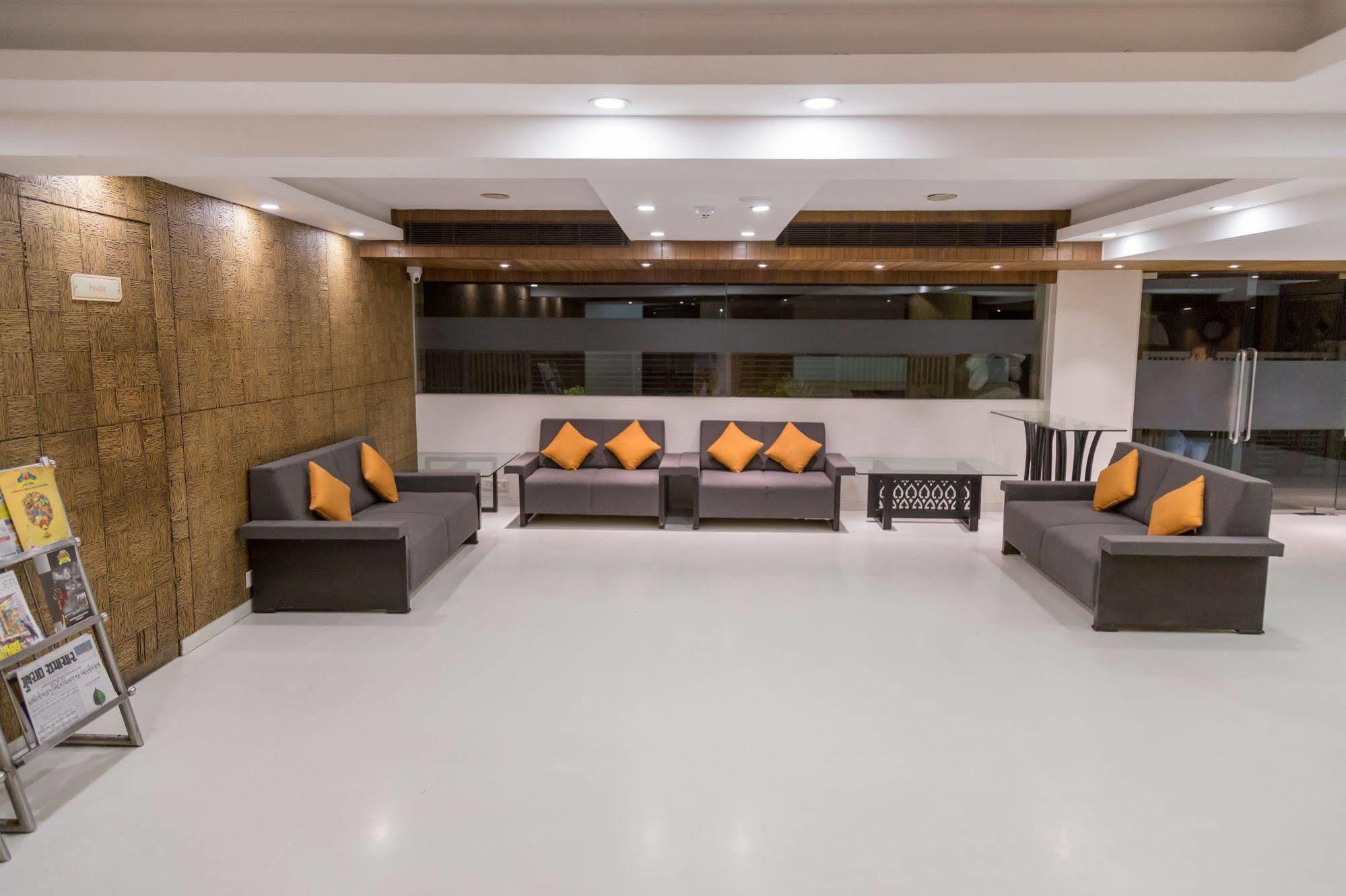Ahmedabad Vastrapur Otel Dış mekan fotoğraf