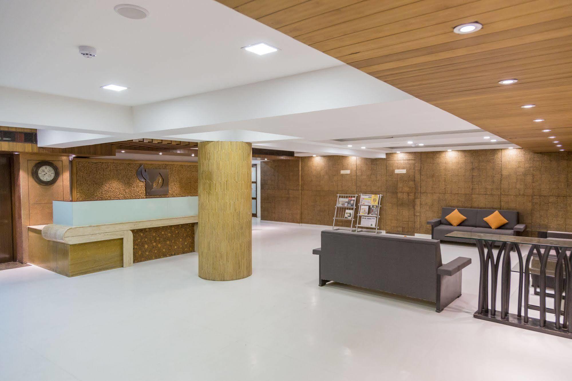Ahmedabad Vastrapur Otel Dış mekan fotoğraf