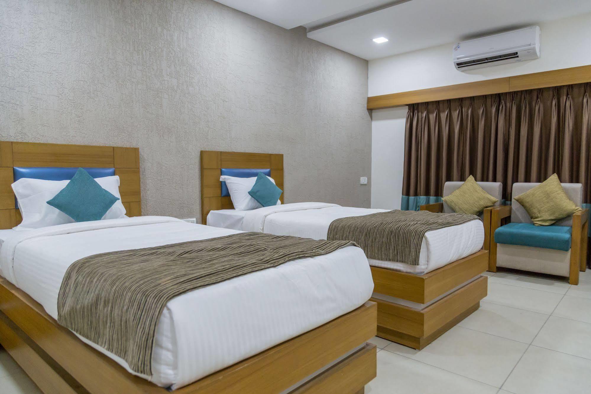 Ahmedabad Vastrapur Otel Dış mekan fotoğraf