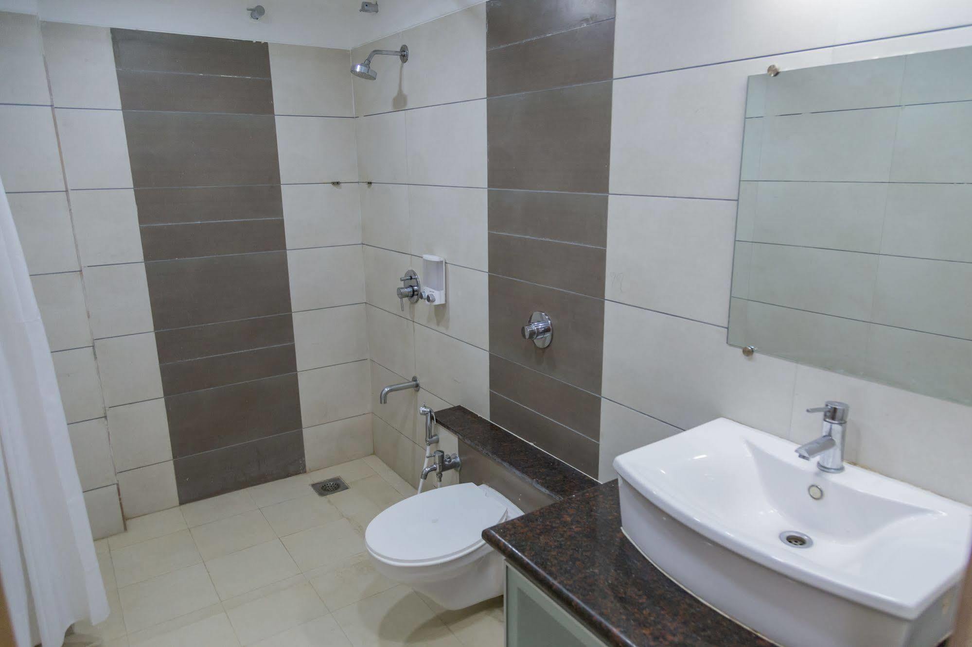 Ahmedabad Vastrapur Otel Dış mekan fotoğraf