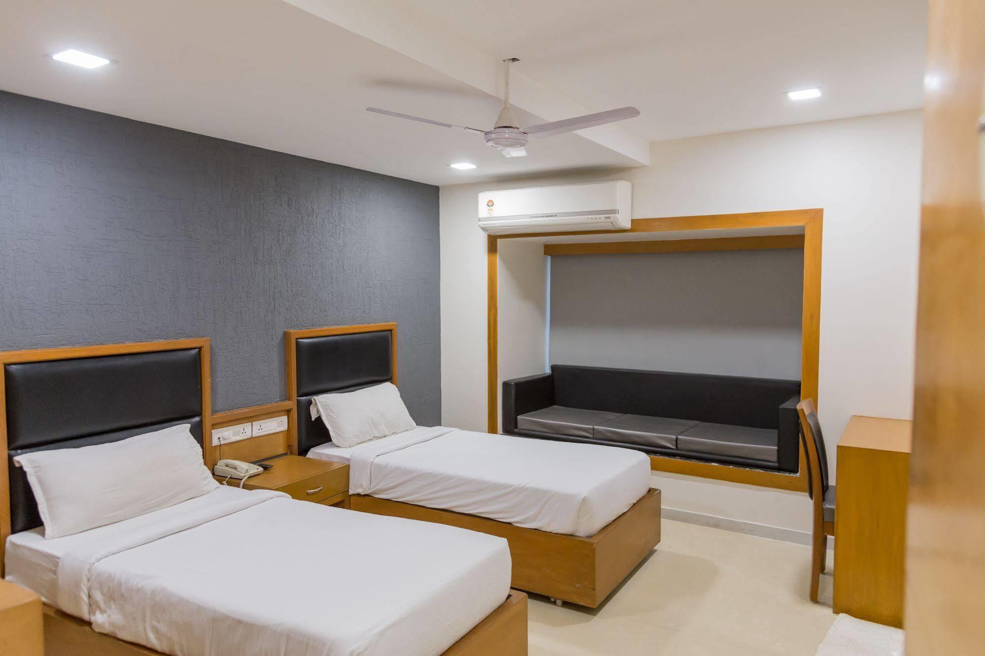 Ahmedabad Vastrapur Otel Dış mekan fotoğraf