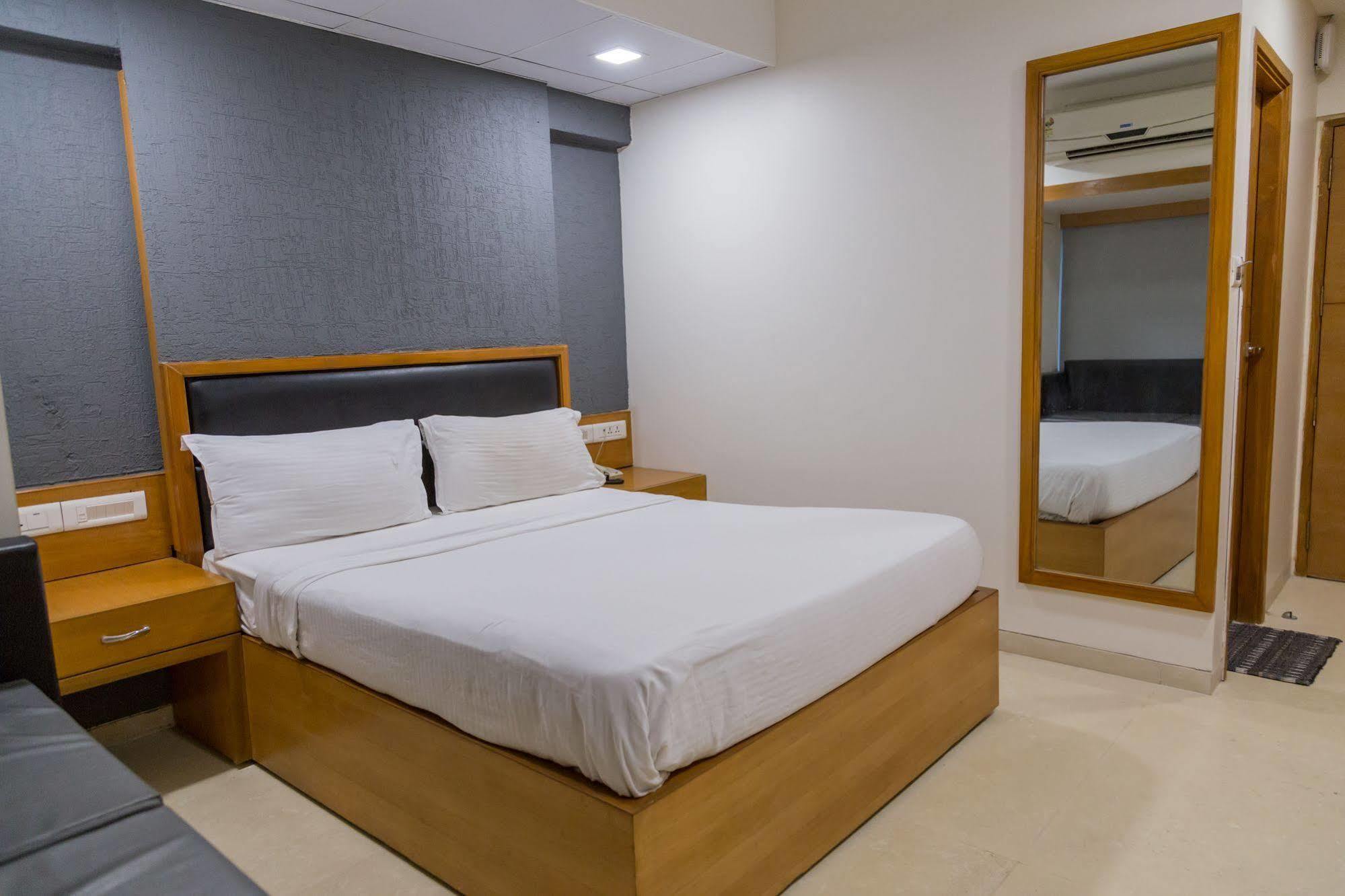Ahmedabad Vastrapur Otel Dış mekan fotoğraf
