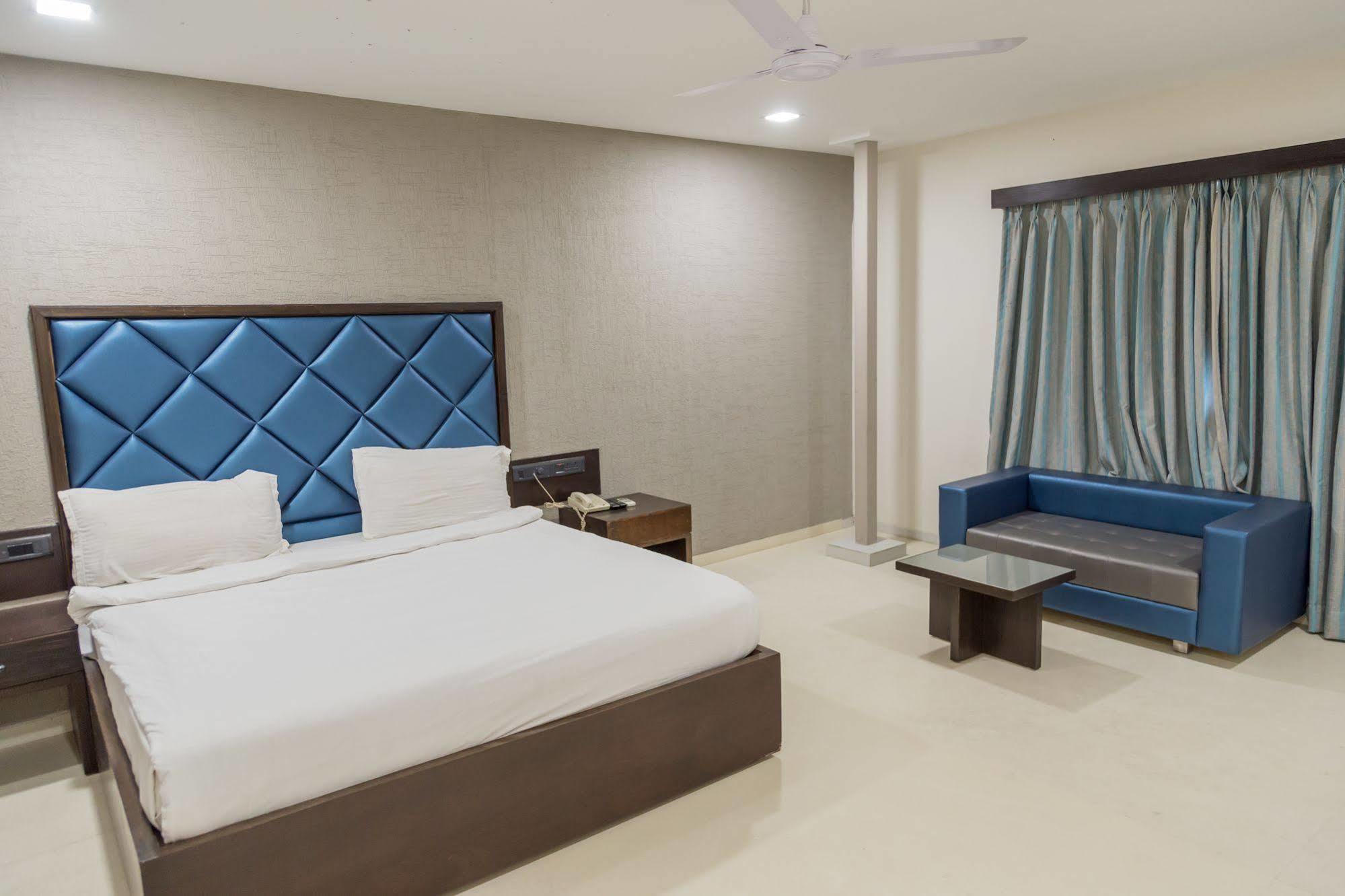Ahmedabad Vastrapur Otel Dış mekan fotoğraf